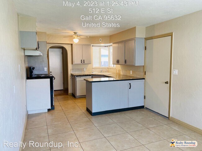 Building Photo - 3 br, 2 bath House - 512 E St