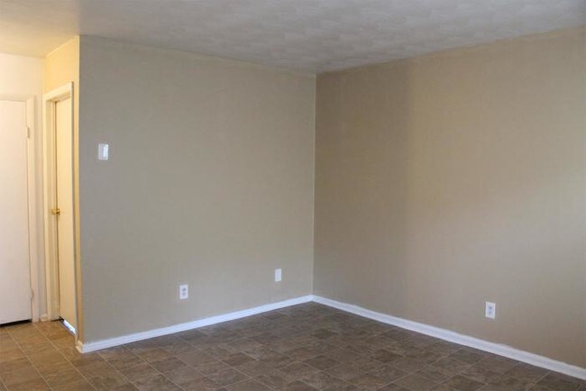Building Photo - Spacious & Conveniently Located Apartment
