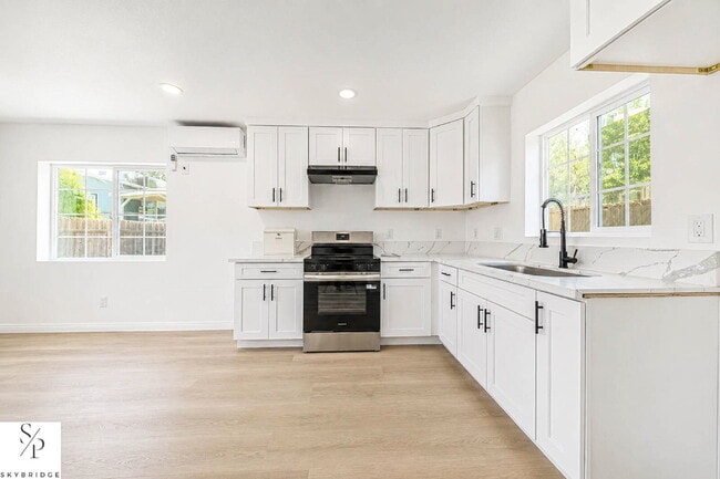 Building Photo - Bright 1BR in Los Angeles — Cozy, Convenient City Living