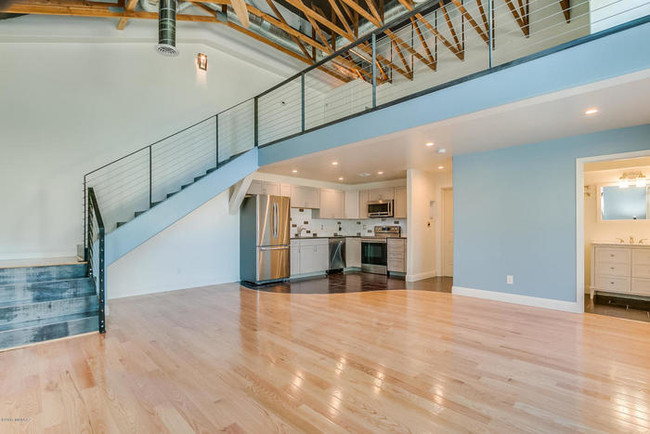 Building Photo - 641 N 10th Ave