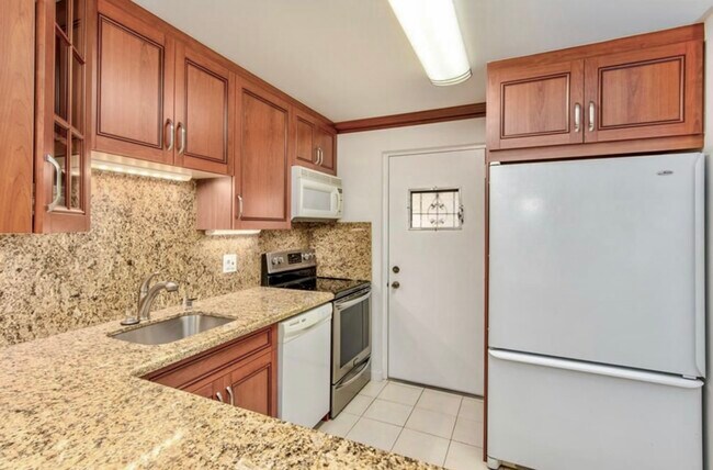 Building Photo - 2302 S Cypress Bend Dr