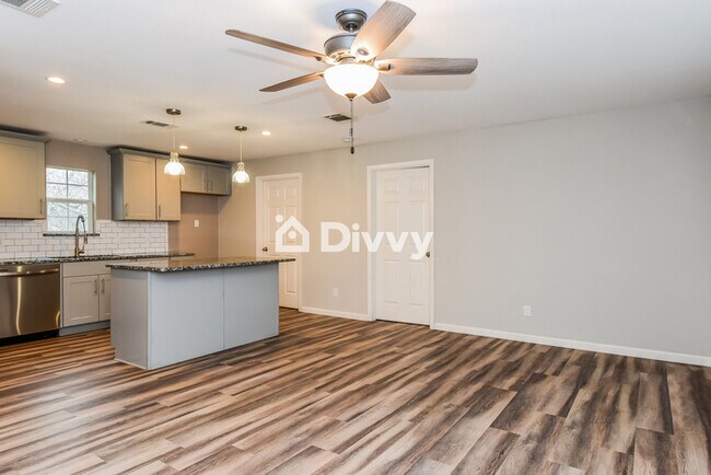 Foto del edificio - 300 N 5th St, Quinlan, TX 75474
