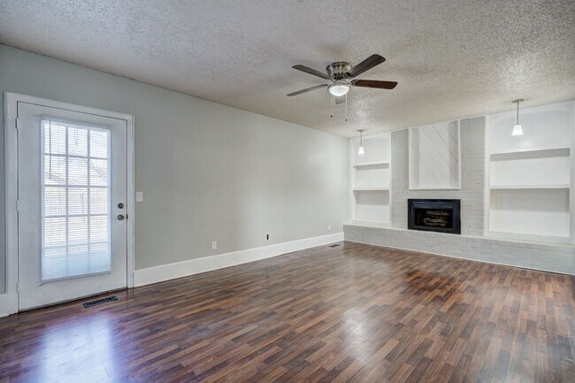 Foto del edificio - 4 bed, 2 bath home in Yukon