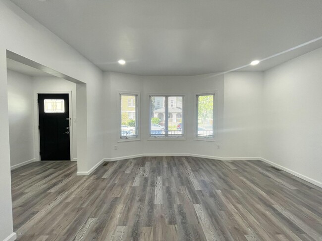 Building Photo - 102 W 35th St