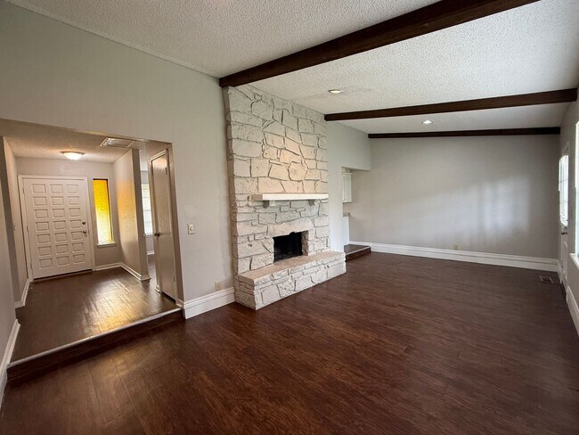 Building Photo - Welcome to your new home on this great corner lot with 3 bedrooms and 2 baths in Owasso!