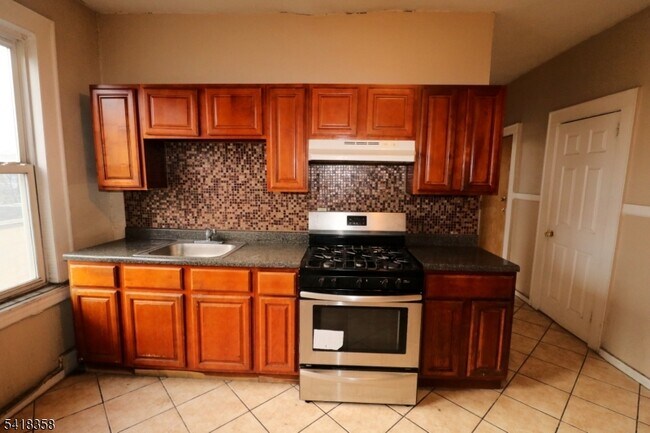 Foto del edificio - 413 Lyons Ave