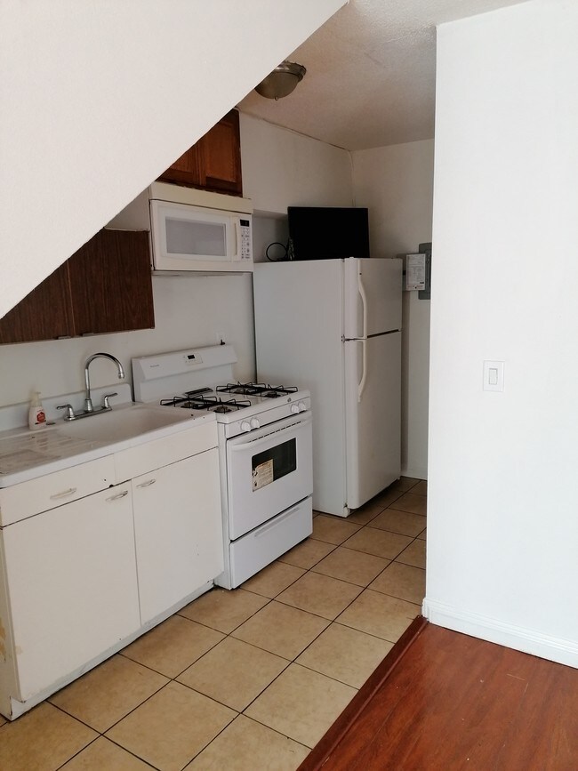 Kitchen - 3740 Midvale Ave