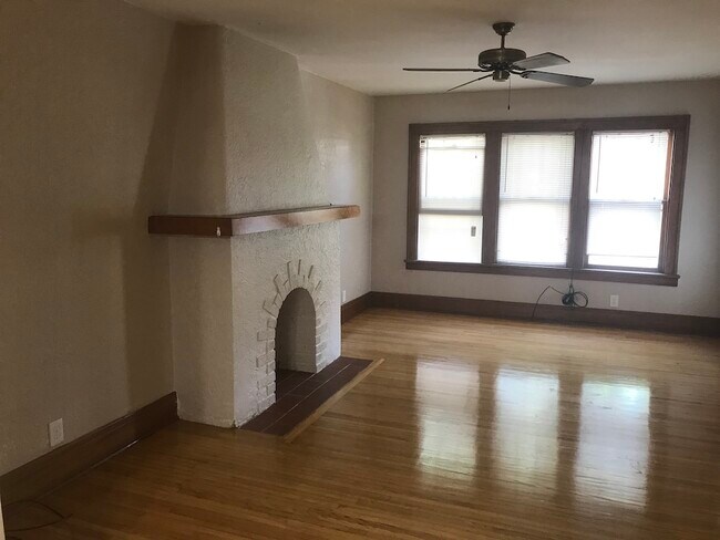 Foto del edificio - 210 W Hazeltine Ave