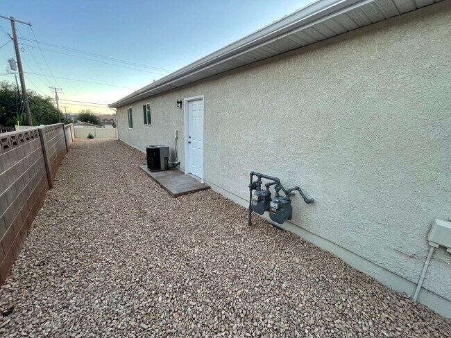 Foto del edificio - 3 Bedroom Duplex!!