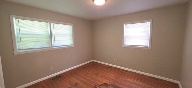 Building Photo - Nice brick 3 bedroom home! $1250! Large fenced yard!