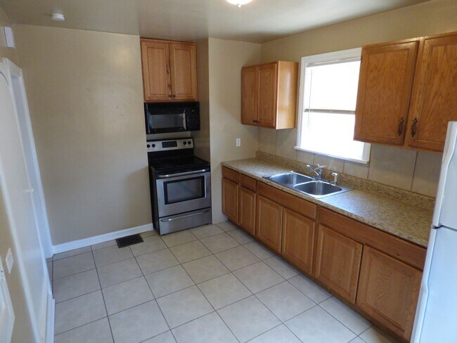 Foto del edificio - CHARMING RANCH STYLE HOME IN ELYRIA-SWANSE...