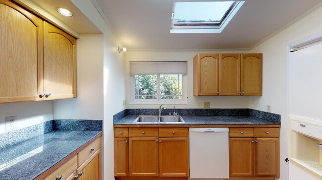 Foto del edificio - Room in 4 Bedroom Home at 921 Lakebird Dr