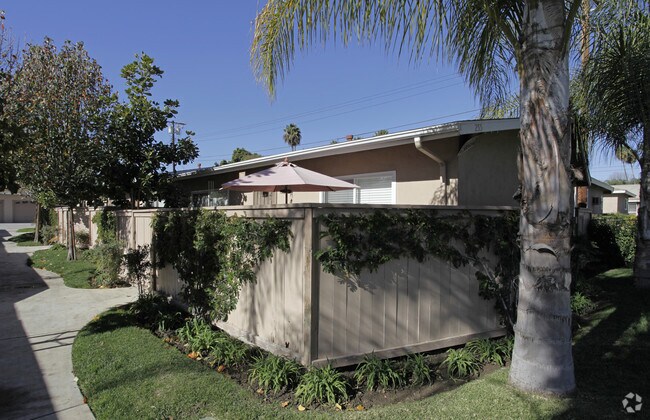 Building Photo - 255-265 S Monte Vista St