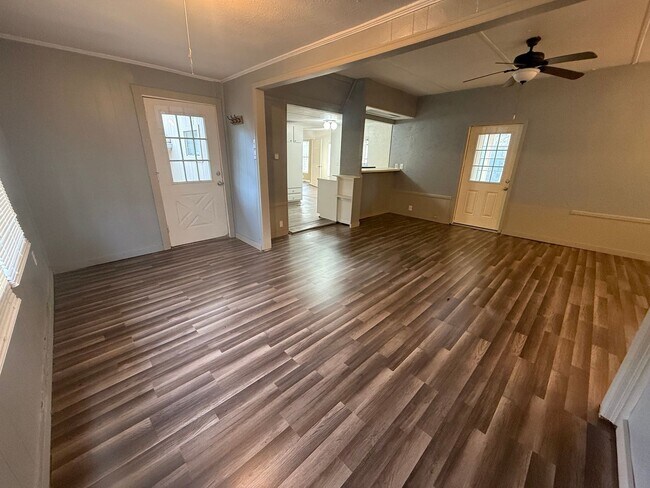 Foto del edificio - 16584 Lakeway Cir