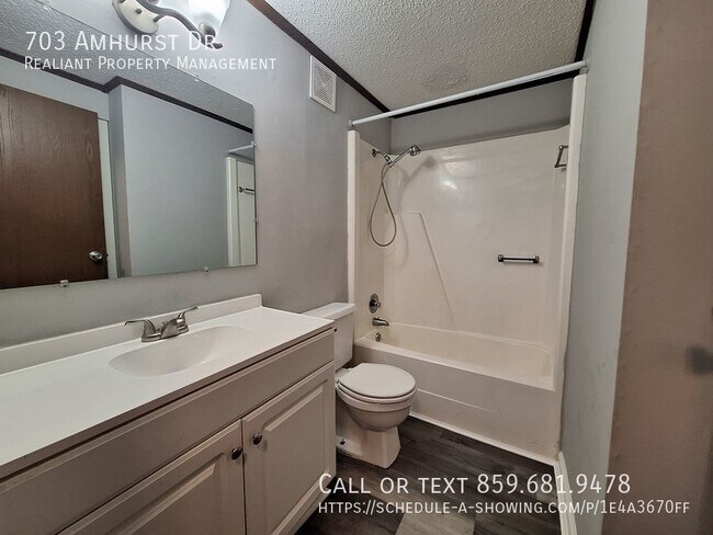 Foto del edificio - 1 Bed 1 Bath, Hardwood floors, great locat...