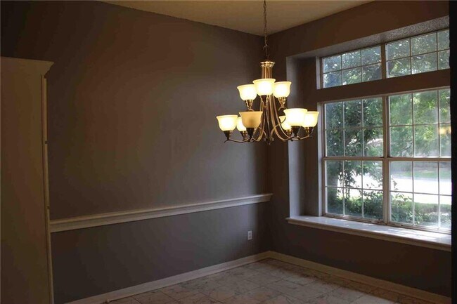 Building Photo - 1002 Oakridge Dr