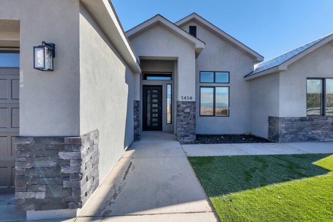 Building Photo - 1414 2600 E