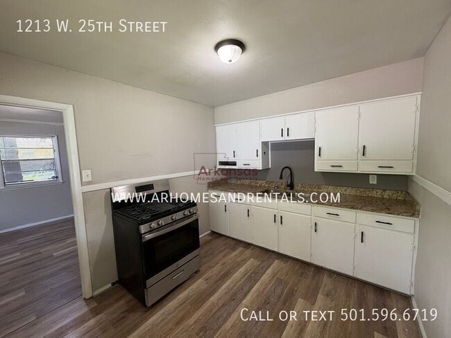 Building Photo - 1213 W 25th St