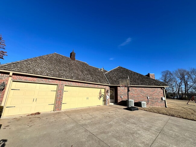 Building Photo - 5300 Oak Meadow Dr