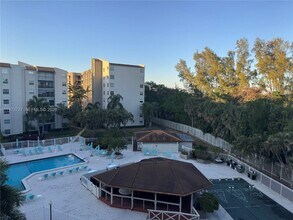 Building Photo - 3920 Inverrary Blvd