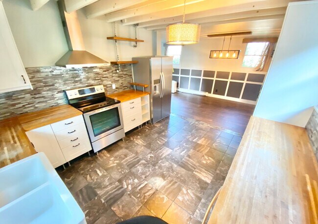 Building Photo - 3 Bedroom Single Family Home New North End...