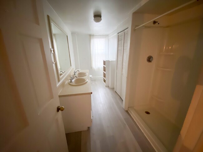 Baño - 28 Market St