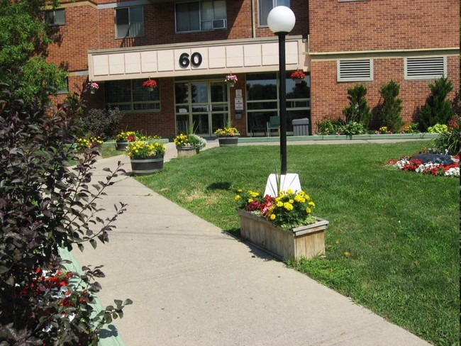 Photo du bâtiment - 60 Gowan Ave