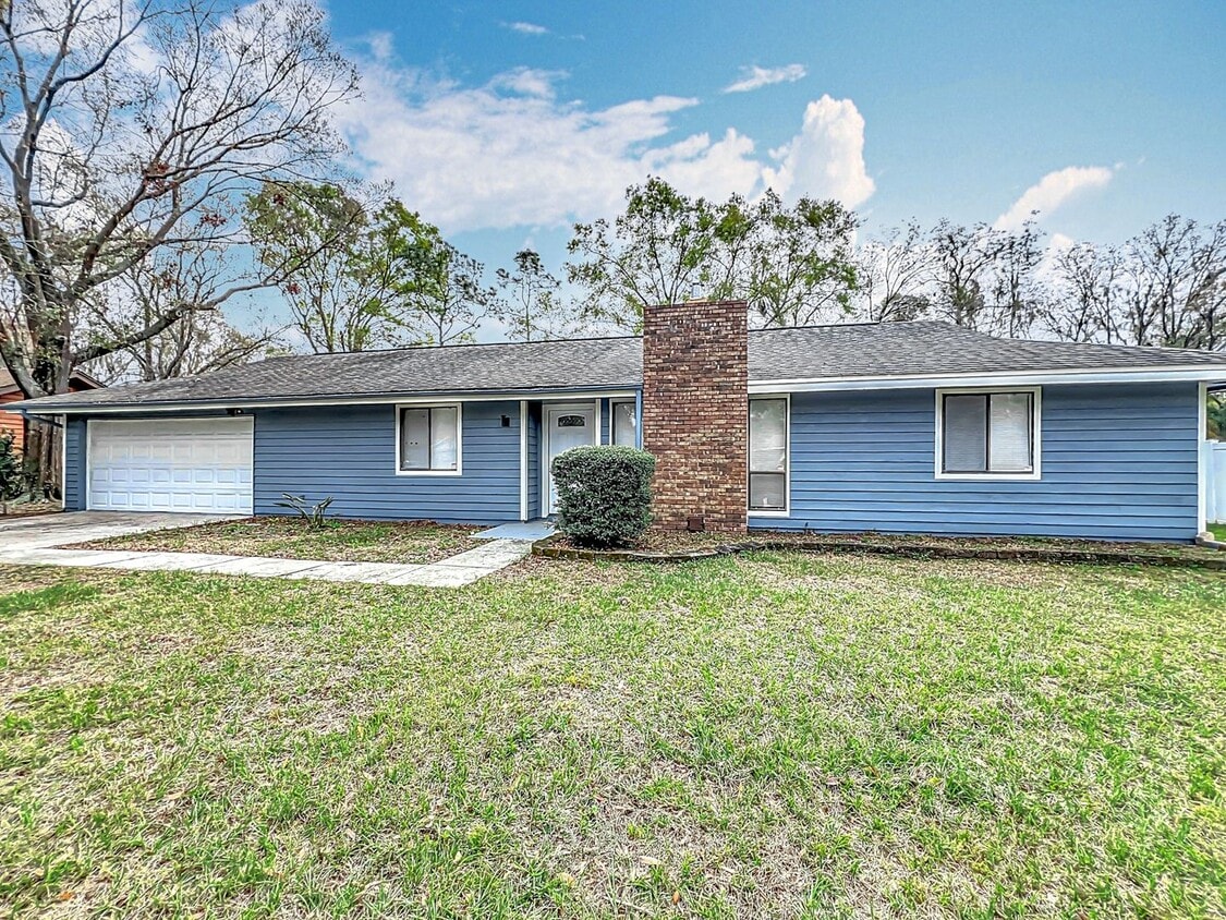 Primary Photo - Stunning Waterfront Home located in the de...