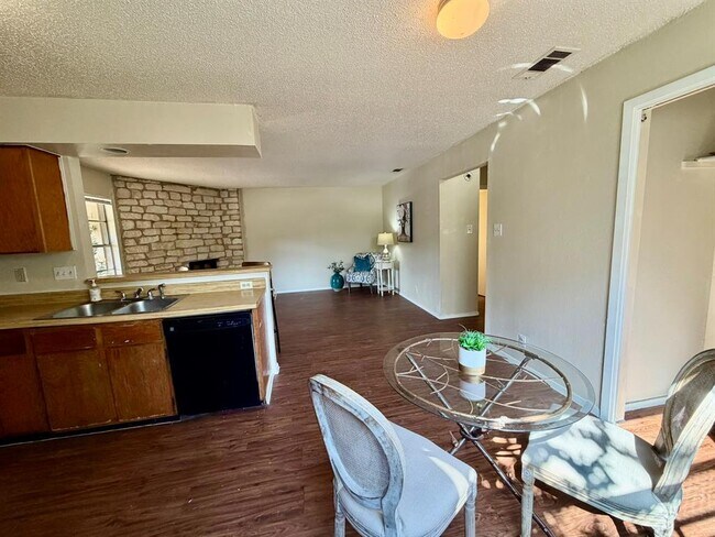 Foto del edificio - 402 Hedgewood Dr