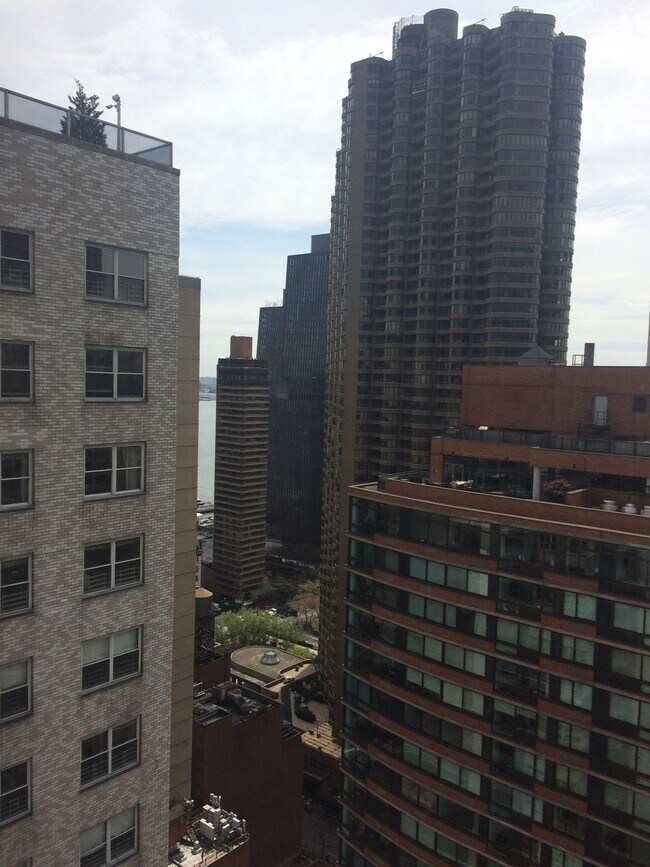 Building Photo - 300 E 40th St