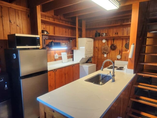 Fully equipped kitchen, washer/dryer - 311 Newton Aly