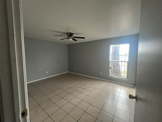 Building Photo - 8034 Antoine Dr