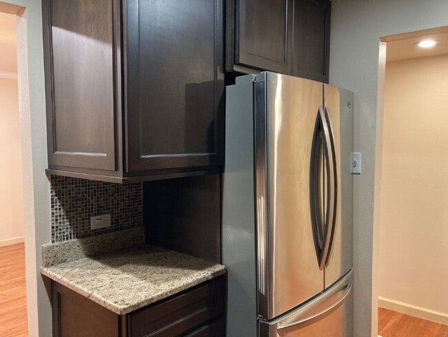 Building Photo - Beautiful, 2/2 condo in the prestigious Ma...