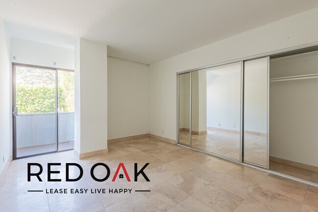 Foto del edificio - Superb One Bedroom with Private Balcony, C...