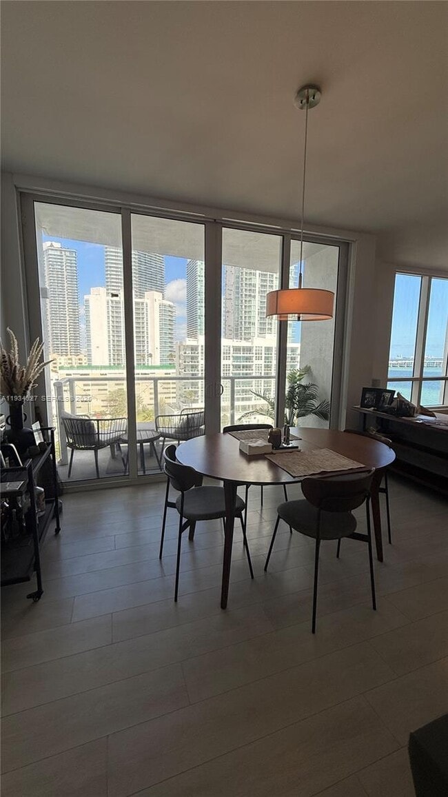 Foto del edificio - 601 NE 27th St