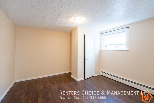 Photo du bâtiment - Conveniently Located and Pet Friendly Basement Suite with Yard Space