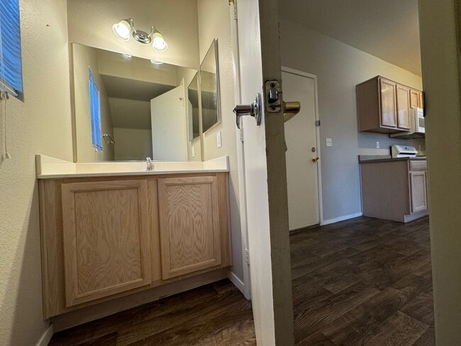 Building Photo - STUNNING 3 BEDROOM 2.5 BATHROOM 2 STORY HO...