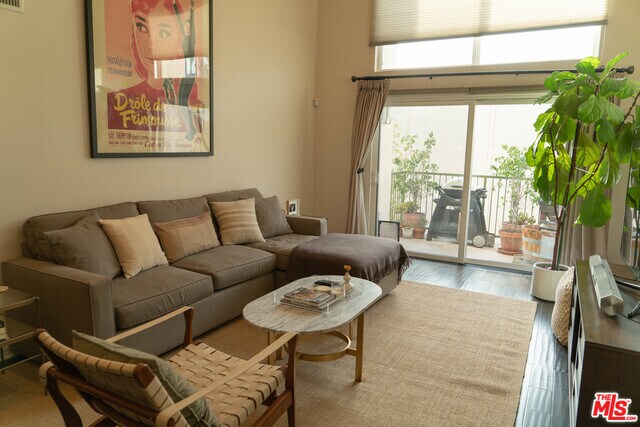 Foto del edificio - 1353 N Fuller Ave