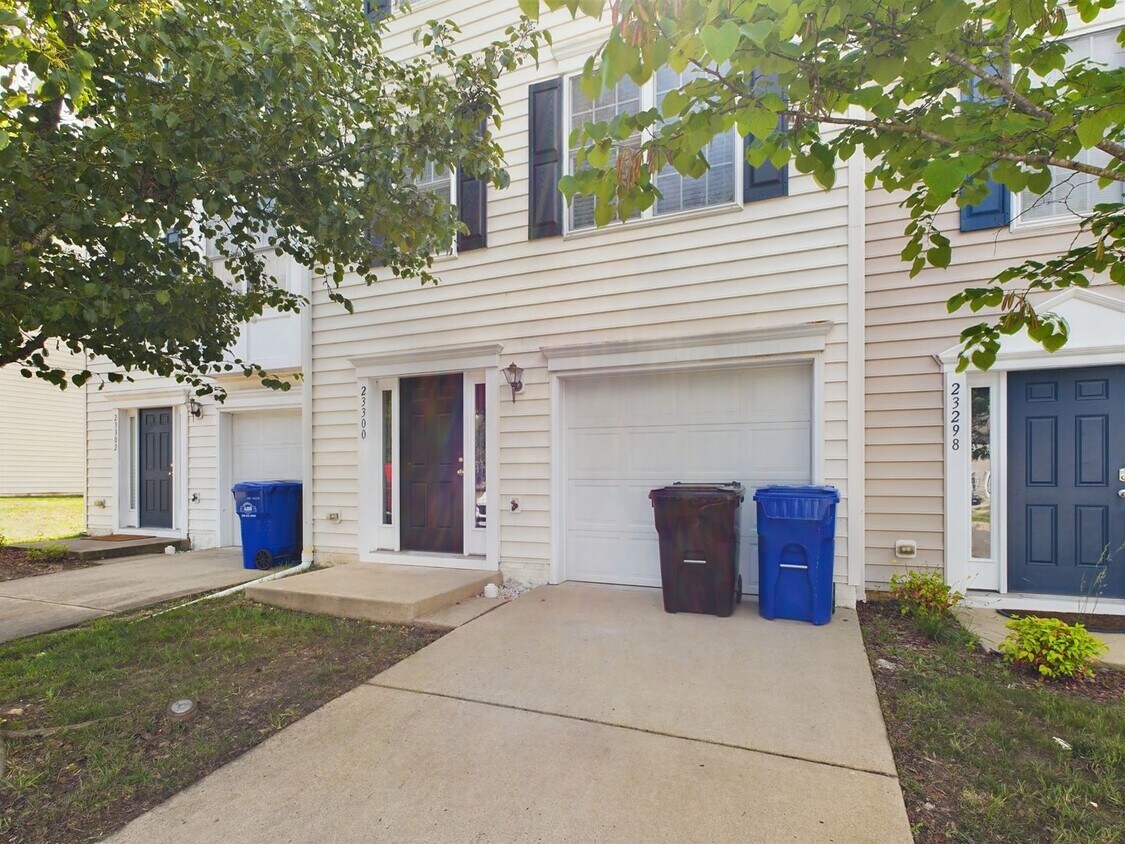 Primary Photo - Wonderful, Spacious 3 Bedroom Townhome in ...
