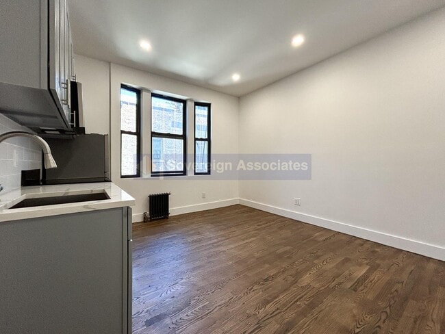 Building Photo - 45 Tiemann Pl