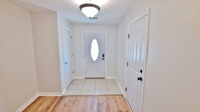 Foto del edificio - 3 Bed / 2 Full and 2 Half Bath Single Family Townhome