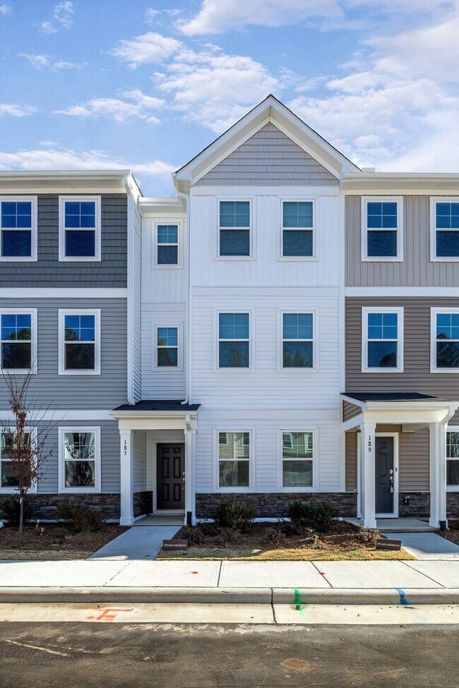Foto del edificio - STUNNING TOWNHOME 3 bed, 3.5 Bath with Hig...
