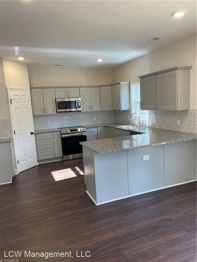 Foto principal - 4 br, 2.5 bath House - 4830 Tiffany Avenue
