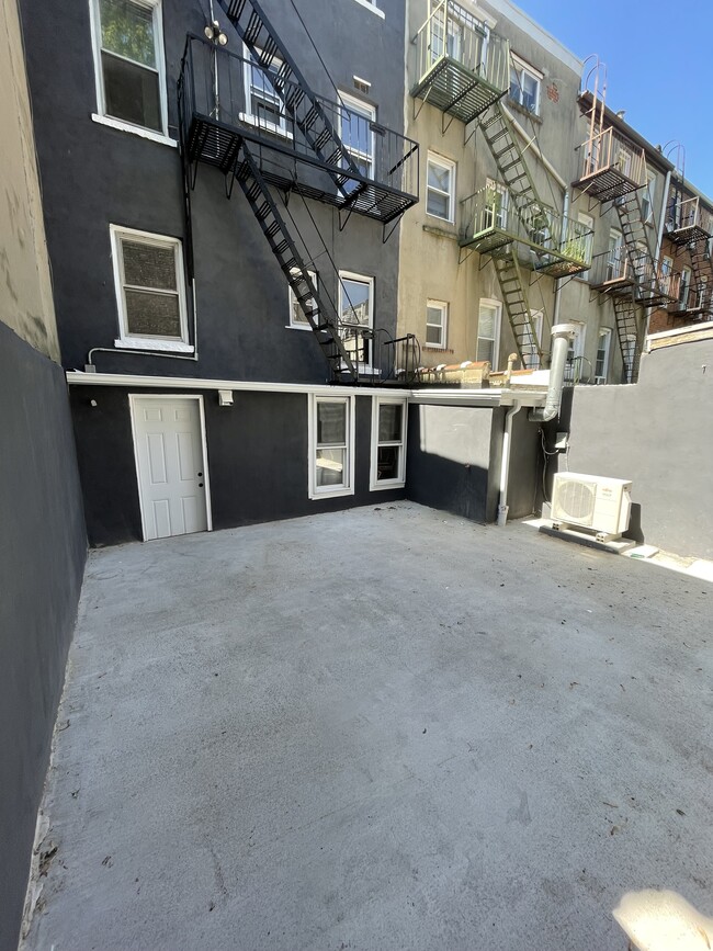 Private Backyard - 162 6th St