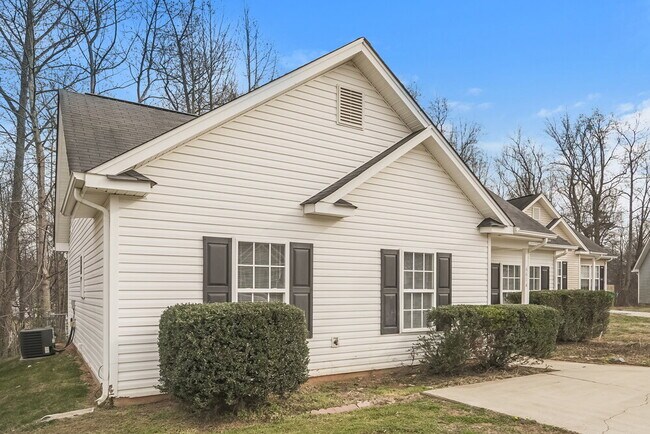 Foto del edificio - 6614 Hampton Way Dr