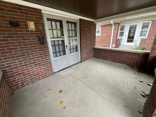 Building Photo - 4912 E 10th St