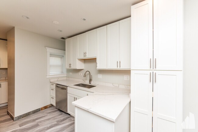 Building Photo - 4214 N Kenmore Ave