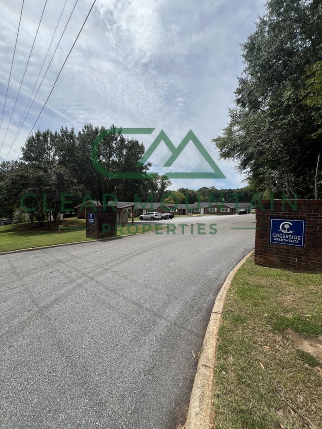 Building Photo - 300 Brook Glenn Rd