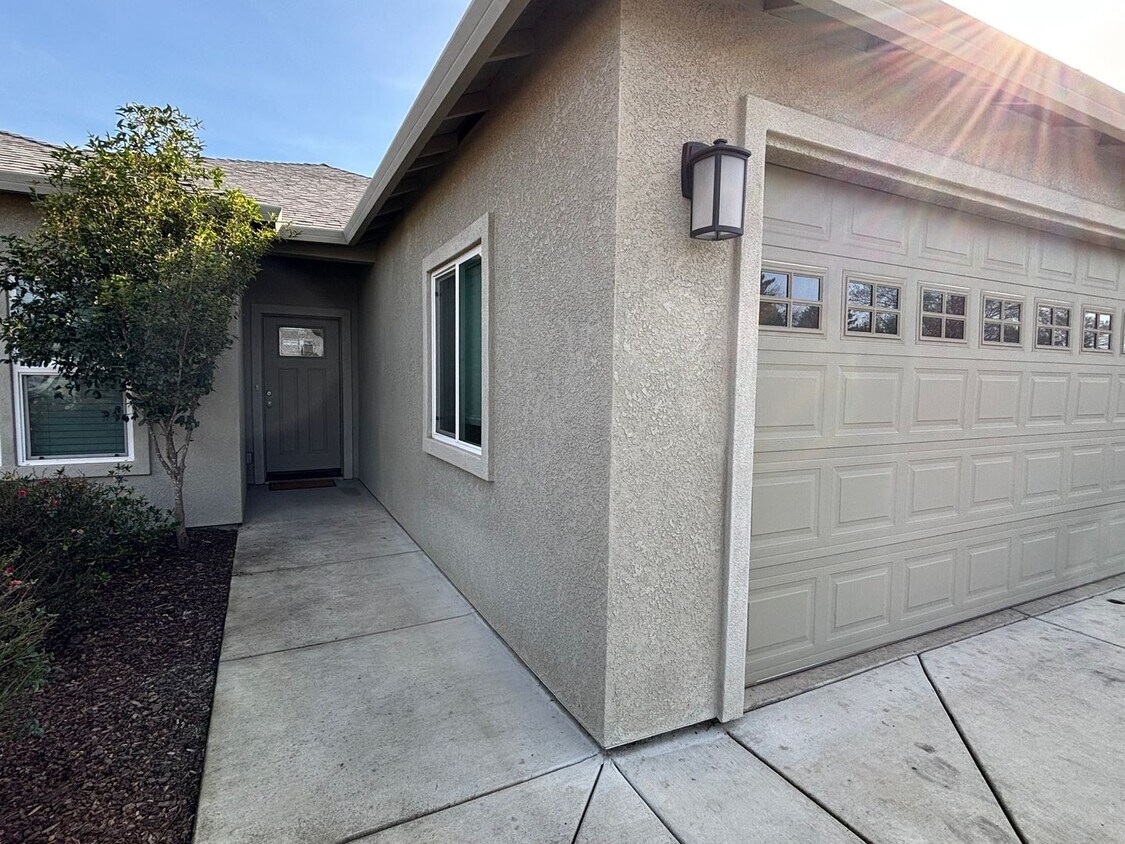 Foto del edificio - Beautiful 3 Bed, 2 Bath Home Located in Quaint Cul-de-Sac