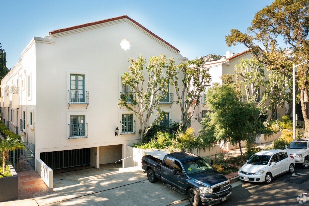 Primary Photo - 1123 N Flores St
